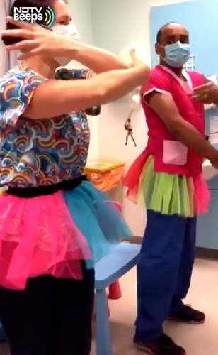 कैंसर से लड़ रही 5 साल की बच्ची के सामने डॉक्टर ने किया धमाकेदार डांस